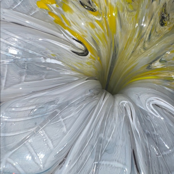 A vintage hand-blown Murano glass flower with a long stem. - Picture 5 of 9